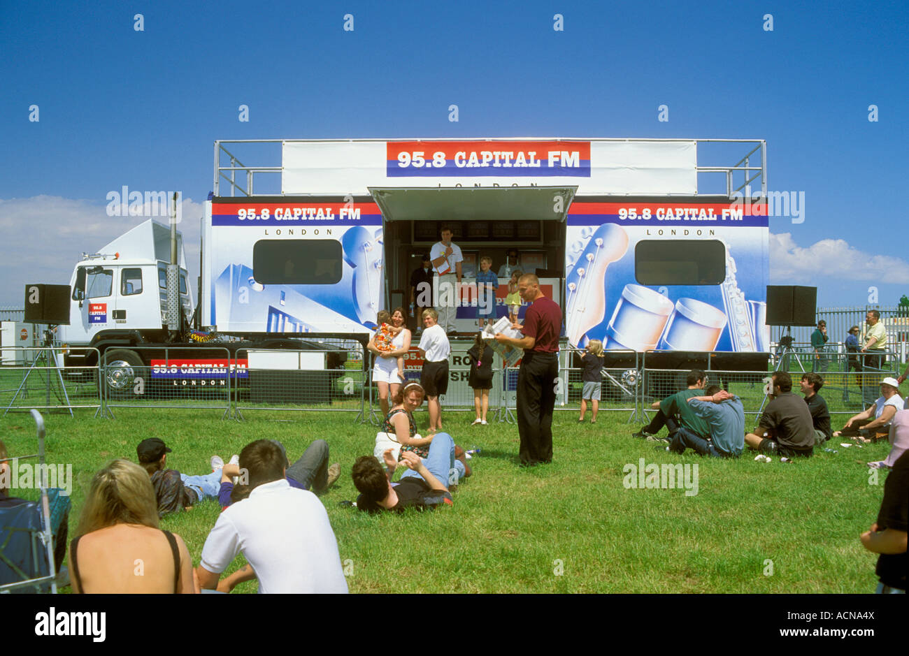 Capitale Londra FM della stazione radio roadshow carrello broadcasting al Vodafone Derby, ippodromo di Epsom Surrey, Inghilterra, Regno Unito nel 1995 Foto Stock