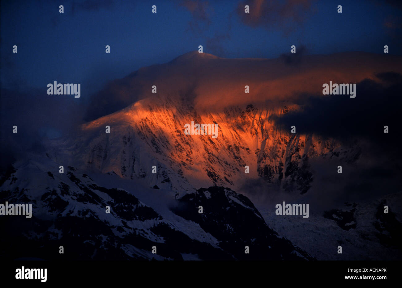Primi raggi di sole risplendere sul Kawa Dampa montagne in Meili mountain range, Yunnan, Cina Foto Stock