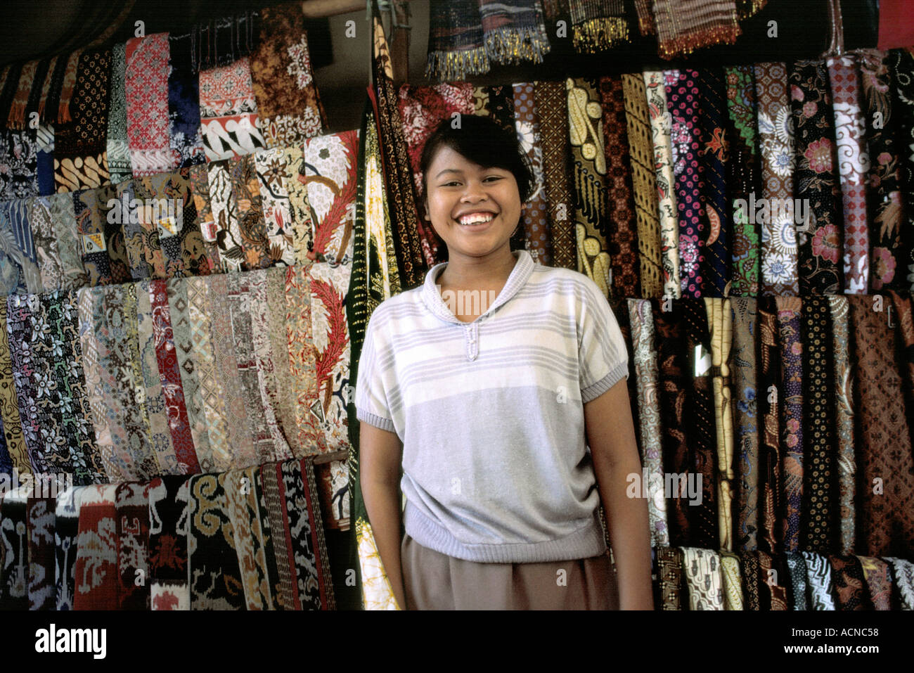 Indonesia Bali Ubud mercato ragazza Balinese in sarong in stallo Foto Stock
