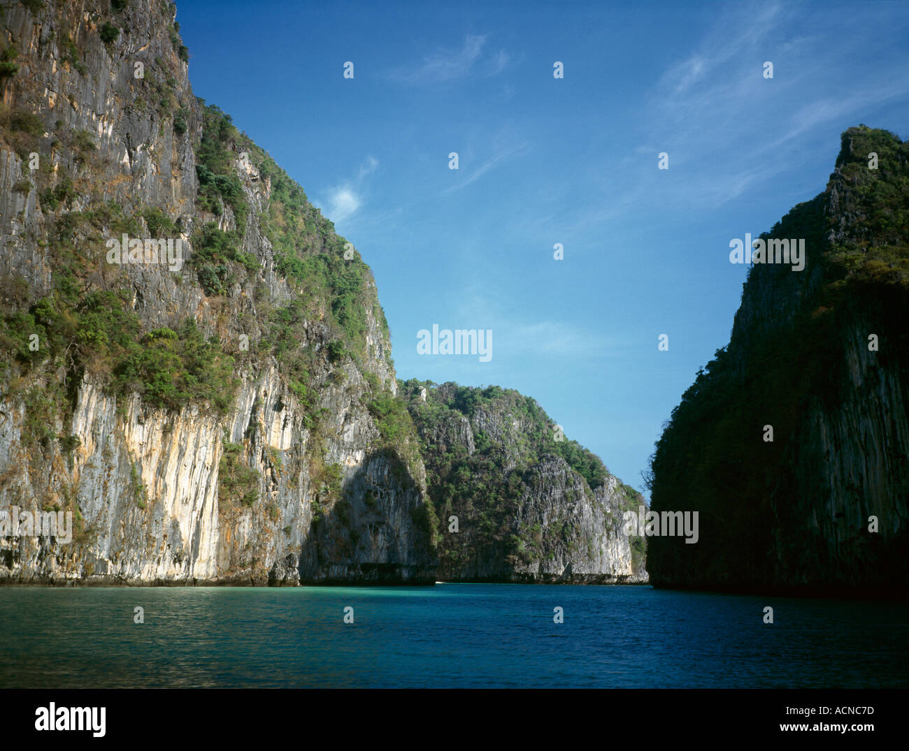 Thailandia Phi Phi Leh isola ripida rupe calcarea Foto Stock