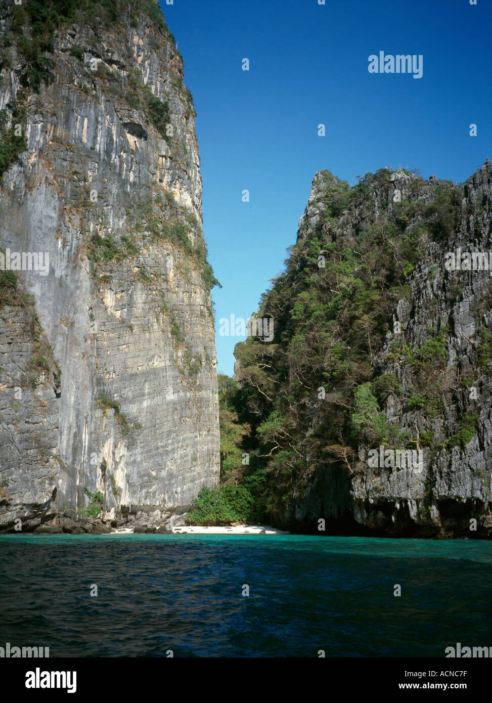 Thailandia Phi Phi Leh isola piccola spiaggia isolata Foto Stock
