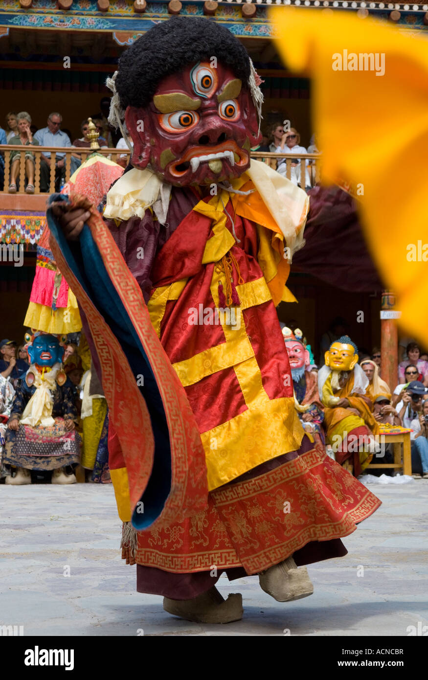 India Himalaya Jammu e Kashmir Ladakh villaggio di Hemis festival di Hemis Monaco dancing in pieno il costume tradizionale con legno mas Foto Stock