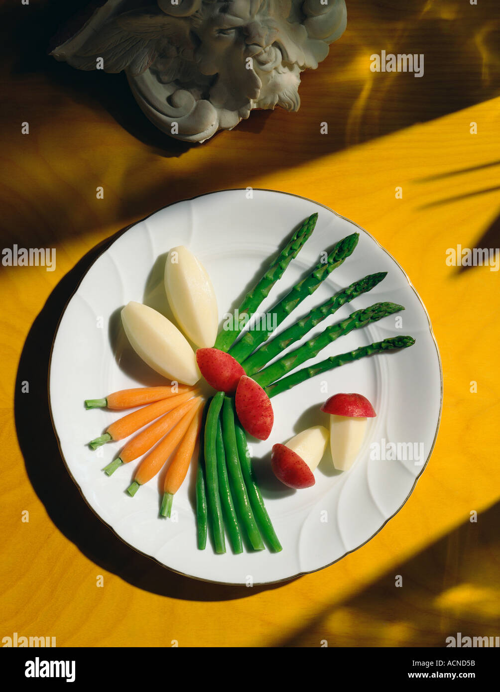 Intagliato a mano la piastra di vegetali con baby carote, patate bianche, patate rosse, francese i fagiolini e gli asparagi Foto Stock