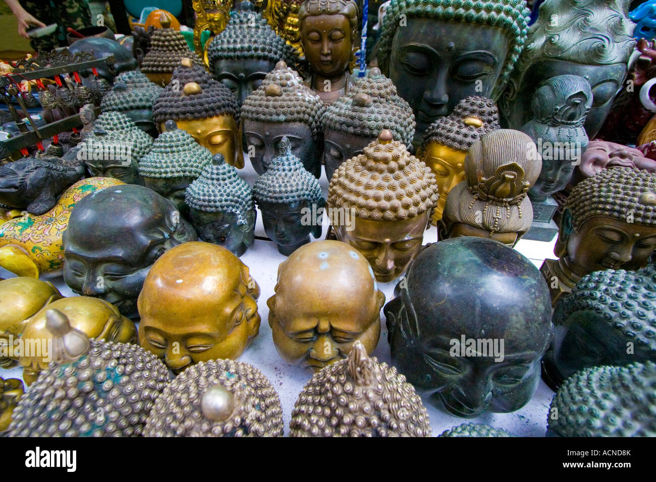 Righe di Souvenir Teste di Buddha Cat Street antico mercato superiore fila Lascar Hong Kong Cina Foto Stock