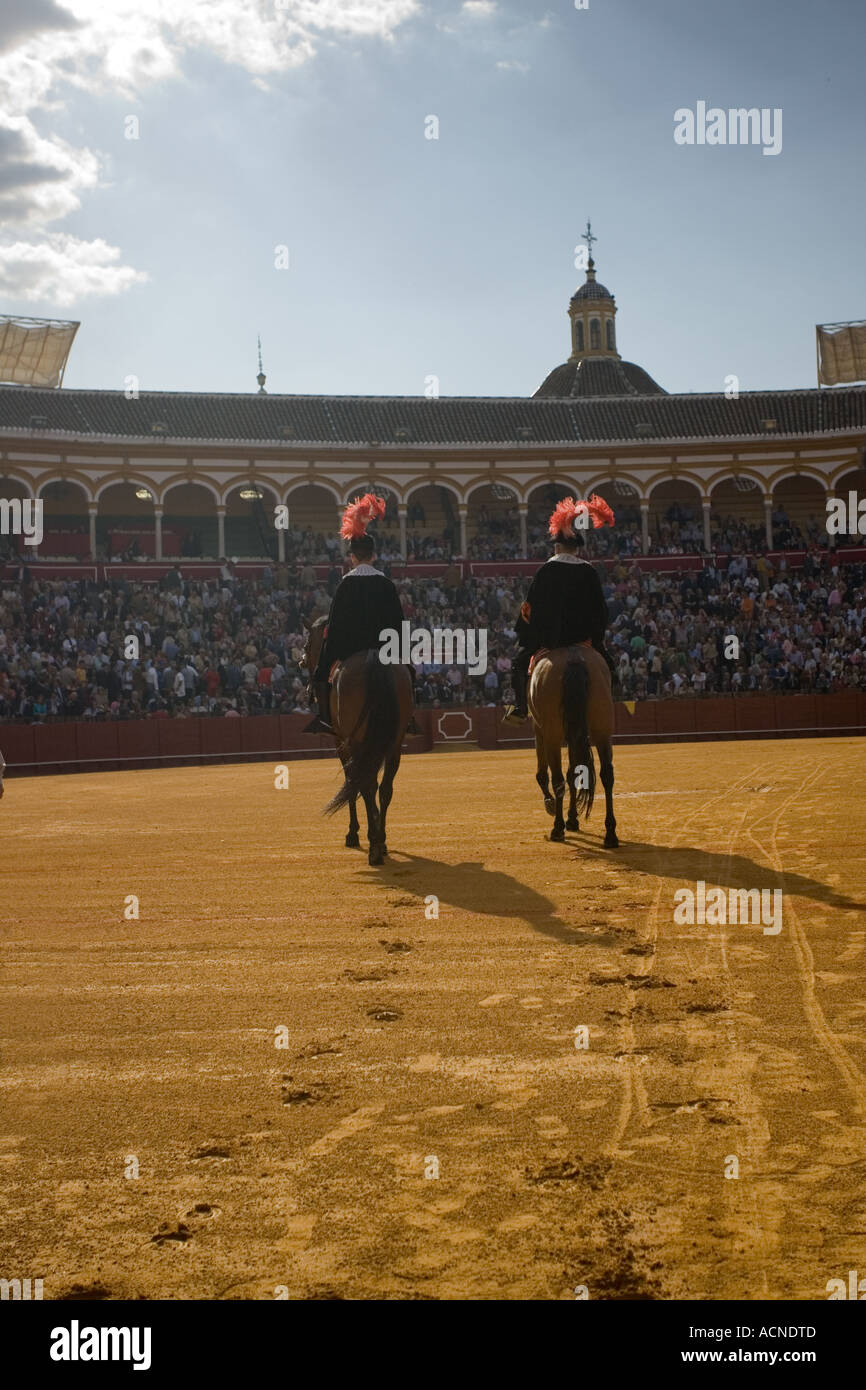 Equitazione alguacilillos o funzionari voce paseillo o parata iniziale di una corrida, Siviglia, Spagna, 2006 Foto Stock