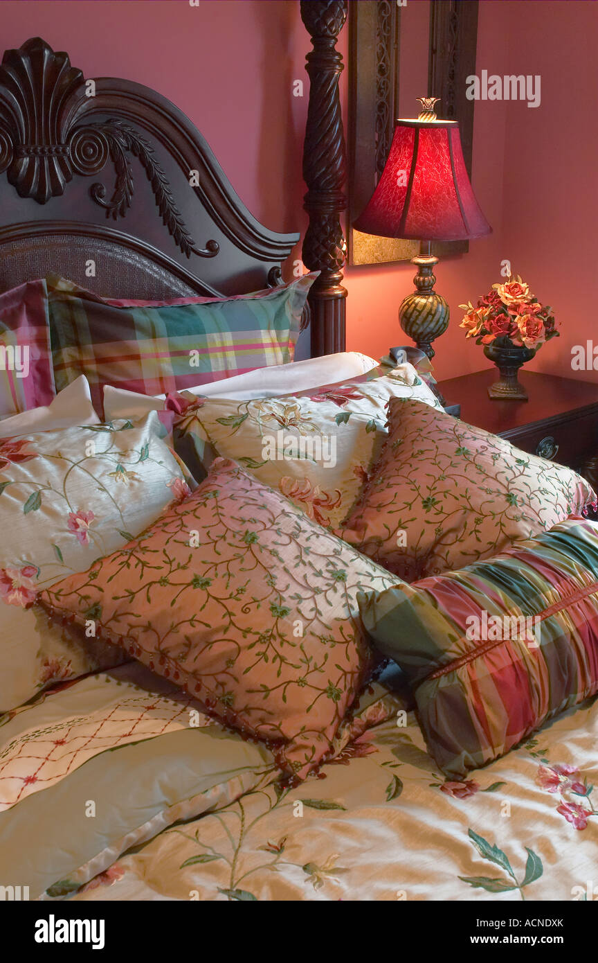 Close up dettaglio di cuscini sul letto in camera da letto con lampada Foto Stock