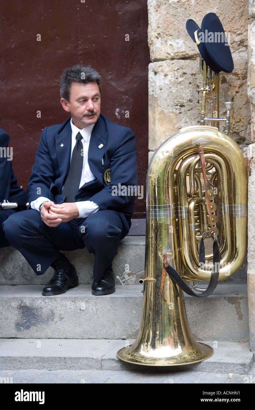 Tubista di una banda di ottoni su una pausa, Siviglia, Spagna, 2006 Foto Stock
