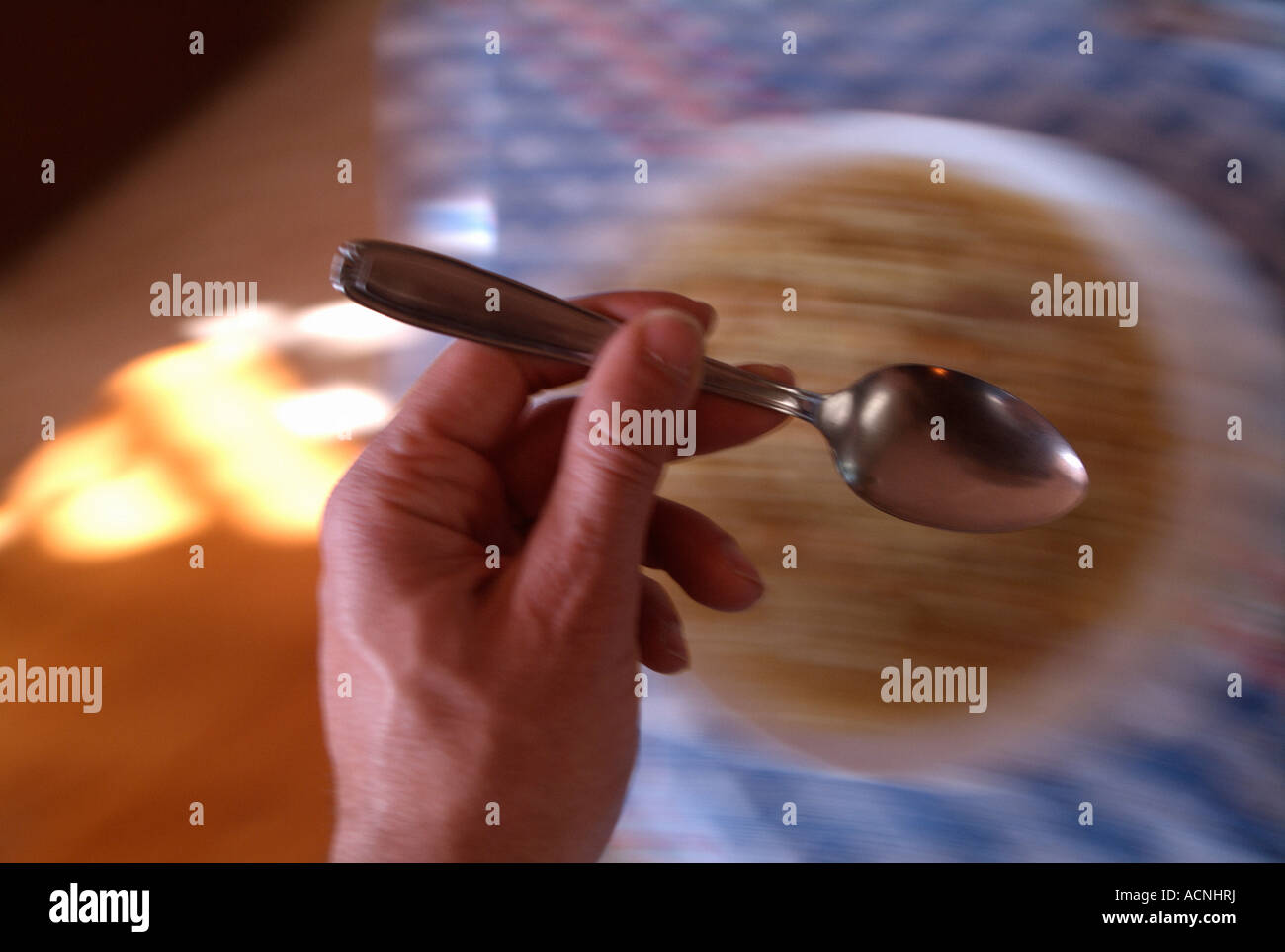 Mano con cucchiaio a partire per il pranzo Foto Stock