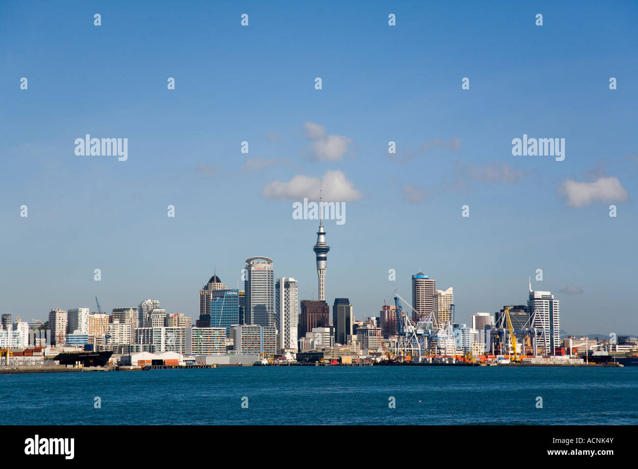 Auckland Central Business District skyline Sky Tower e sul litorale orientale porto Waitemata di Auckland Isola del nord della Nuova Zelanda Foto Stock