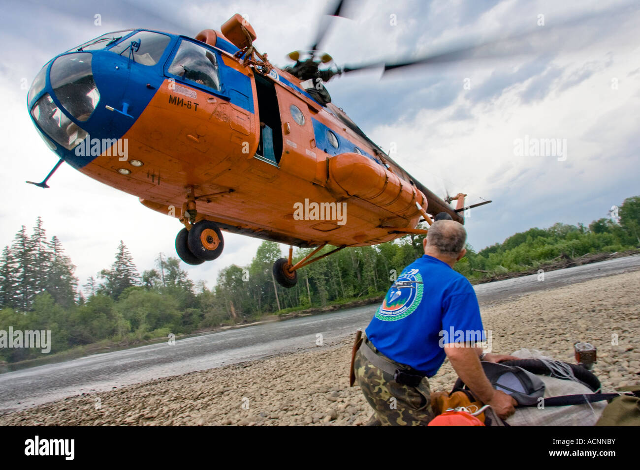 Proveniente in elicottero a ritirare il russo ponticello fumo Forest Fire Fighters vicino a un fiume in una regione remota della taiga Siberiana Foto Stock