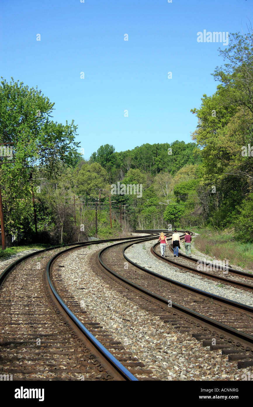 Le tre ragazze a piedi lungo B&O i binari della ferrovia in Elkridge Maryland USA Foto Stock