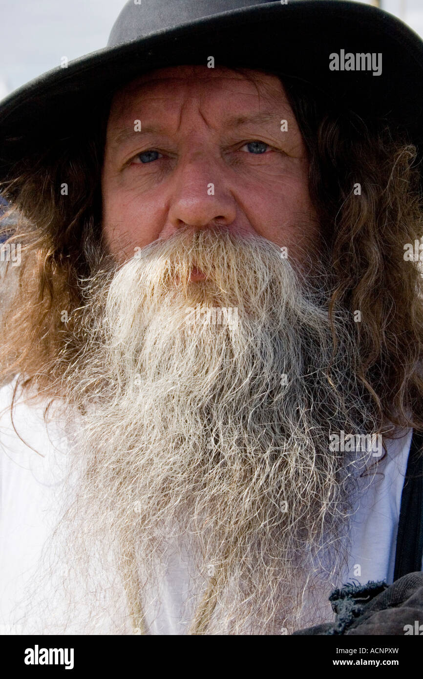 Uomo vecchio con una lunga barba bianca e capelli lunghi Foto Stock