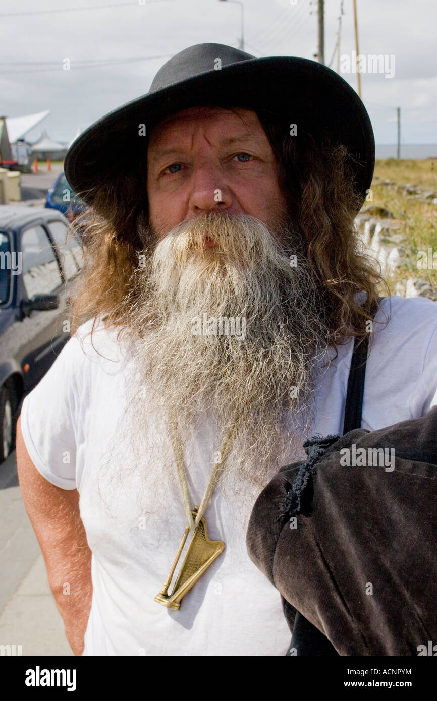 Uomo vecchio con una lunga barba bianca e capelli lunghi Foto Stock