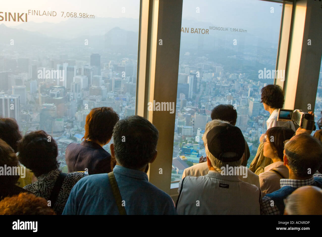 Il coreano turisti dentro la Torre N Seoul Seoul COREA DEL SUD Foto Stock