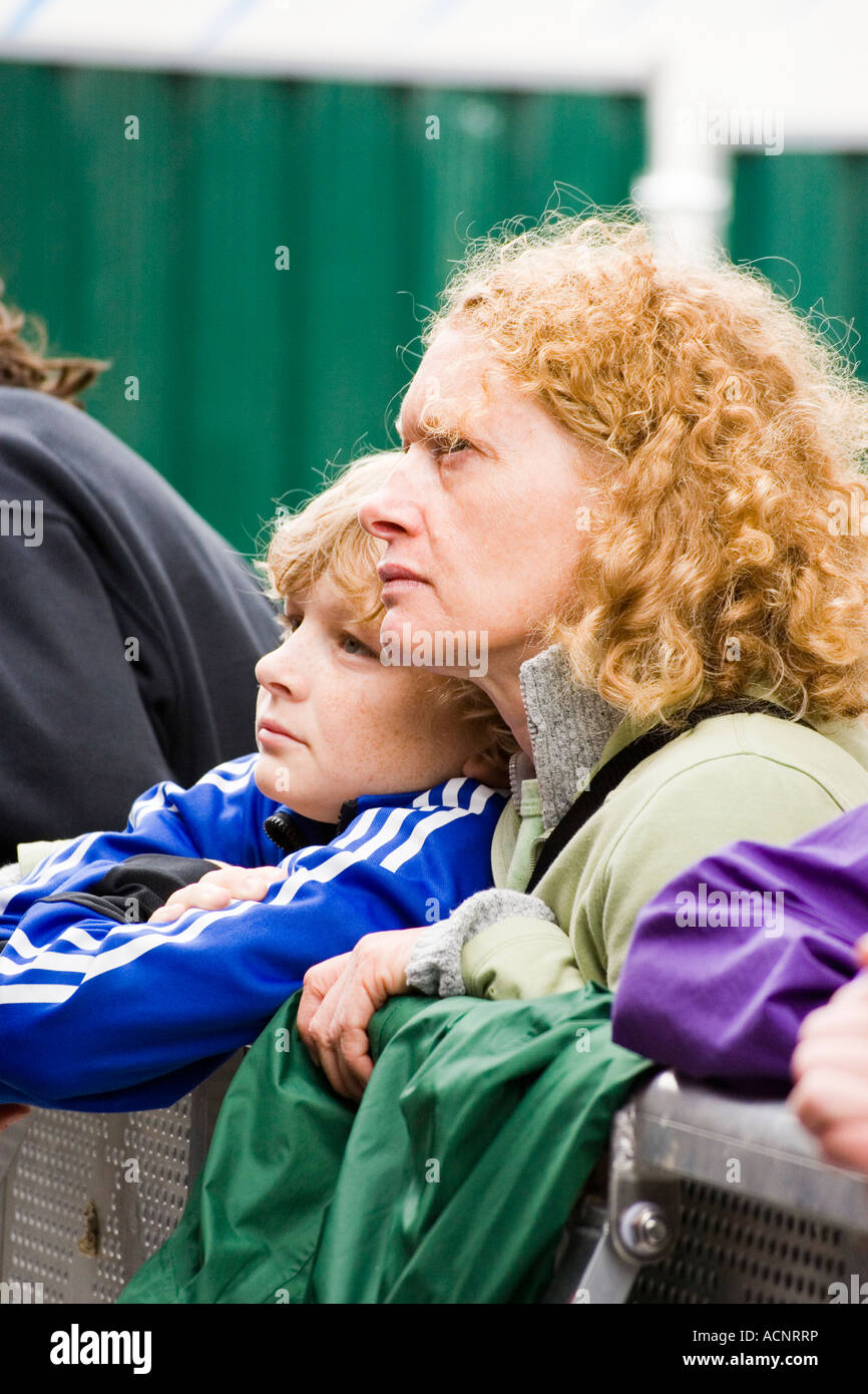 Madre e figlio guardando il concerto di musica e appoggiata sulla ringhiera, County Kerry, Irlanda Foto Stock