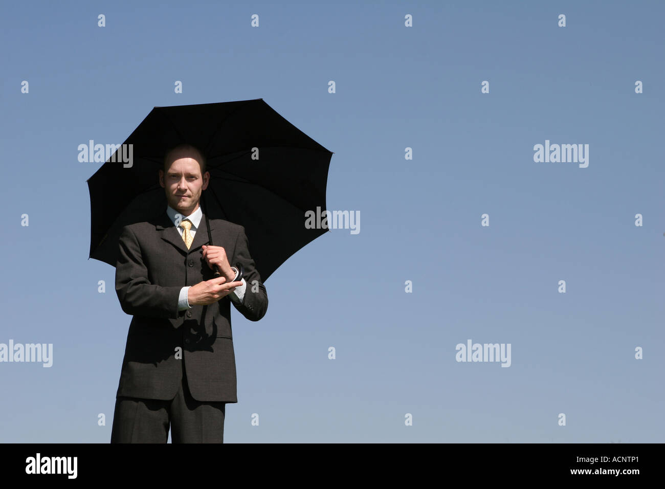 Uomo con un ombrello - Geschäftsmann mit Regenschirm Foto Stock