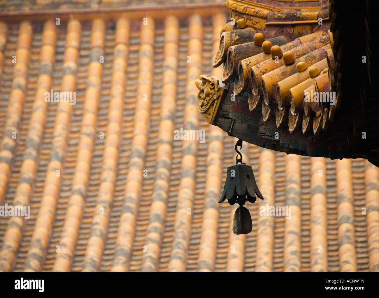 Bell e dettaglio del tetto al tempio Lama Yonghegong a Pechino 2007 Foto Stock