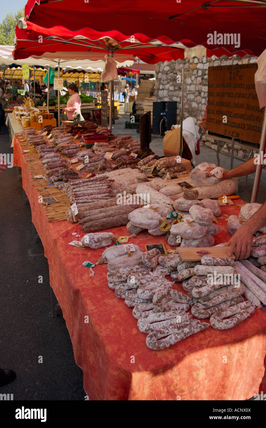 Varie salsiccia salsiccia secca per la vendita su un tipico mercato francese nel Sud della Francia. Foto Stock