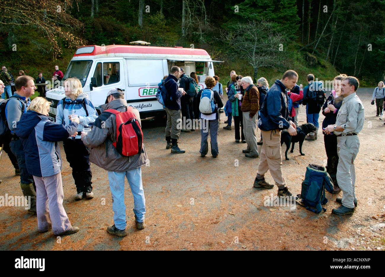 Walkers prendendo parte al Real Ale Ramble Walking Festival fermarsi per una pausa di birra nei pressi di Llanwrtyd Wells Powys Wales UK Foto Stock