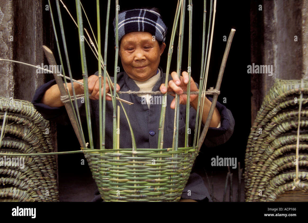 Donna che fa il cesto di bambù Tre Gole del fiume Yangtze nella provincia del Sichuan in Cina Foto Stock