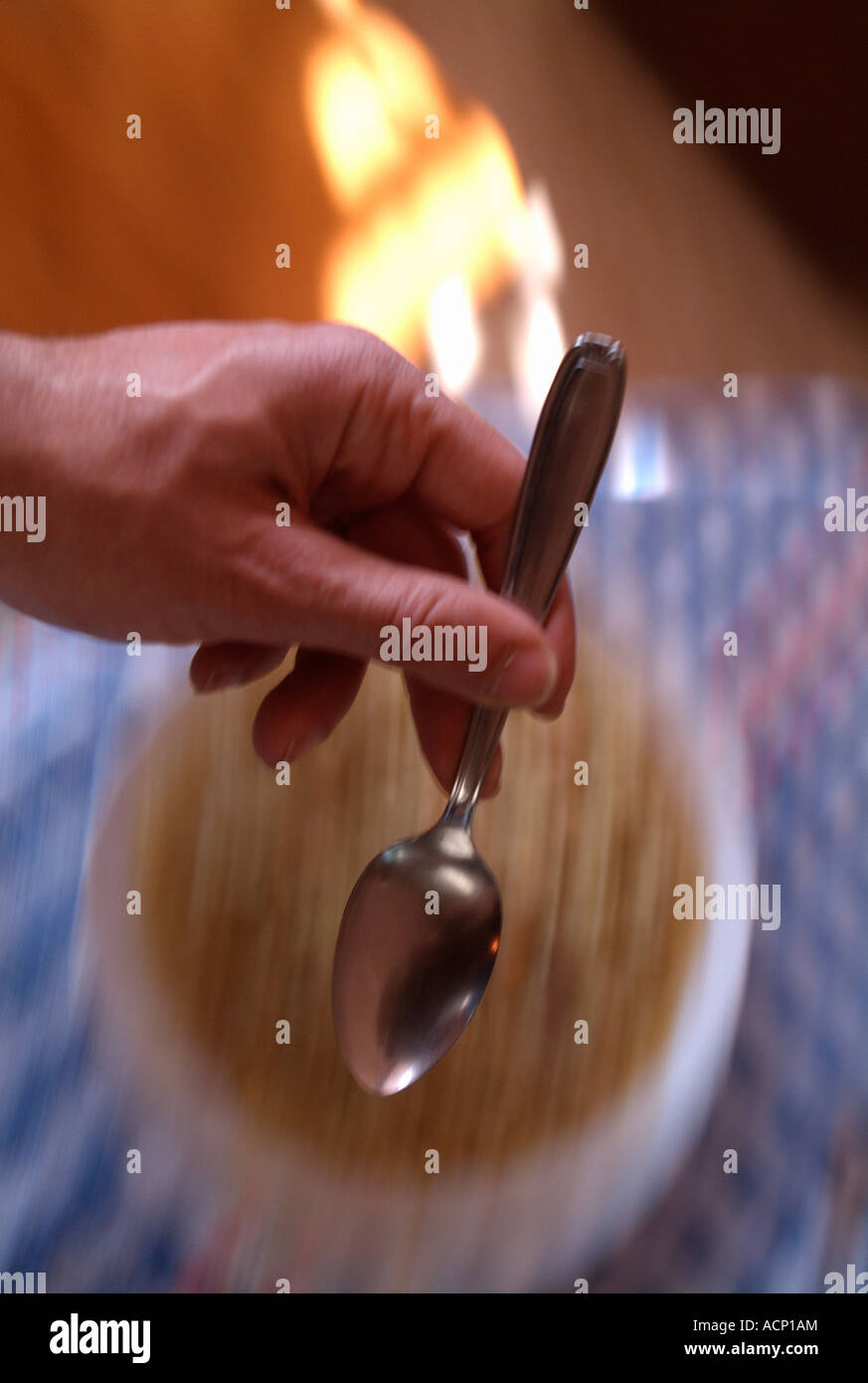 Mano con cucchiaio a partire per il pranzo Foto Stock