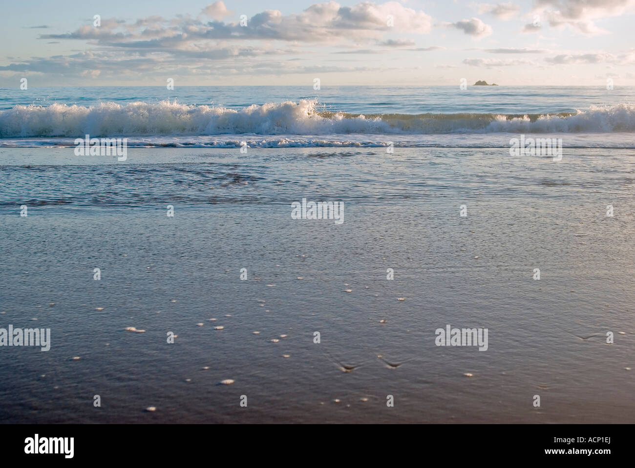 Una spiaggia molto bella scena con le onde in arrivo a raggiungere la sabbia Foto Stock