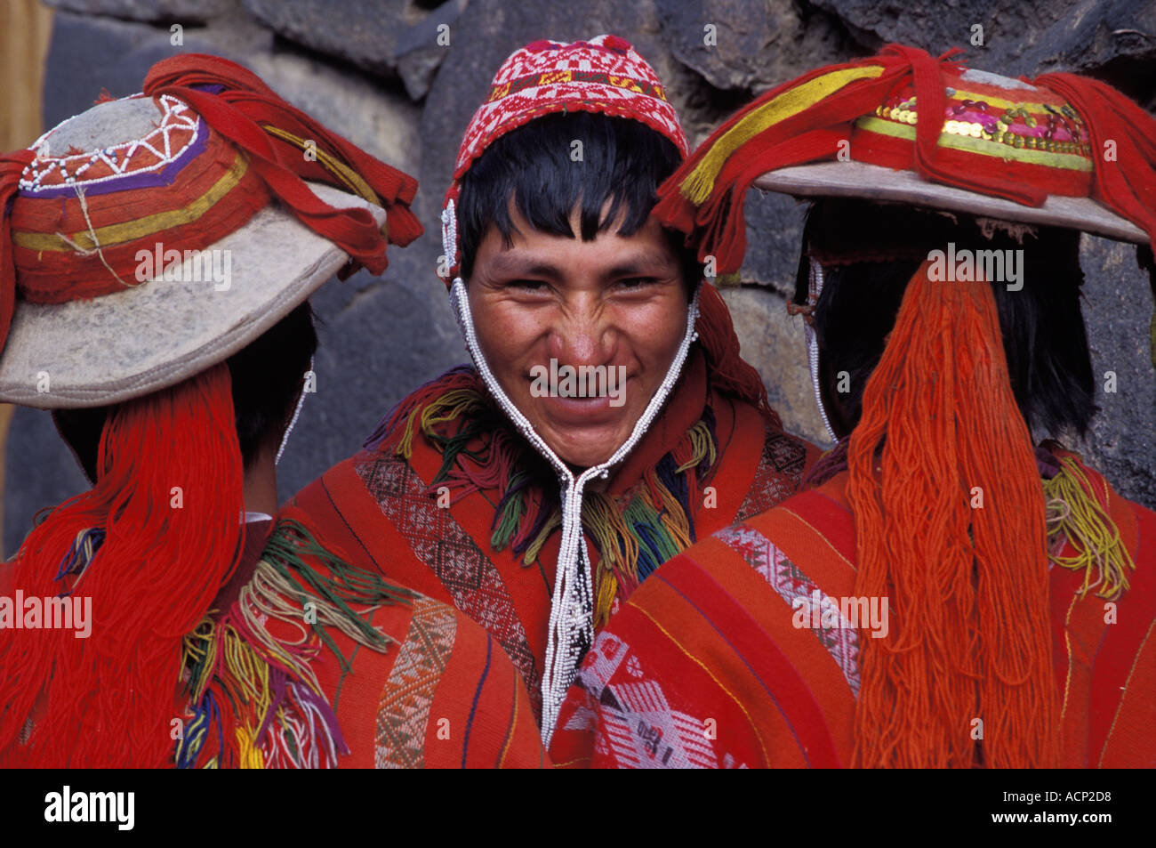 Popolo Indiano con Inca antico muro di pietra nella città vecchia di Ollantaytambo Sacred Valley Perù Foto Stock