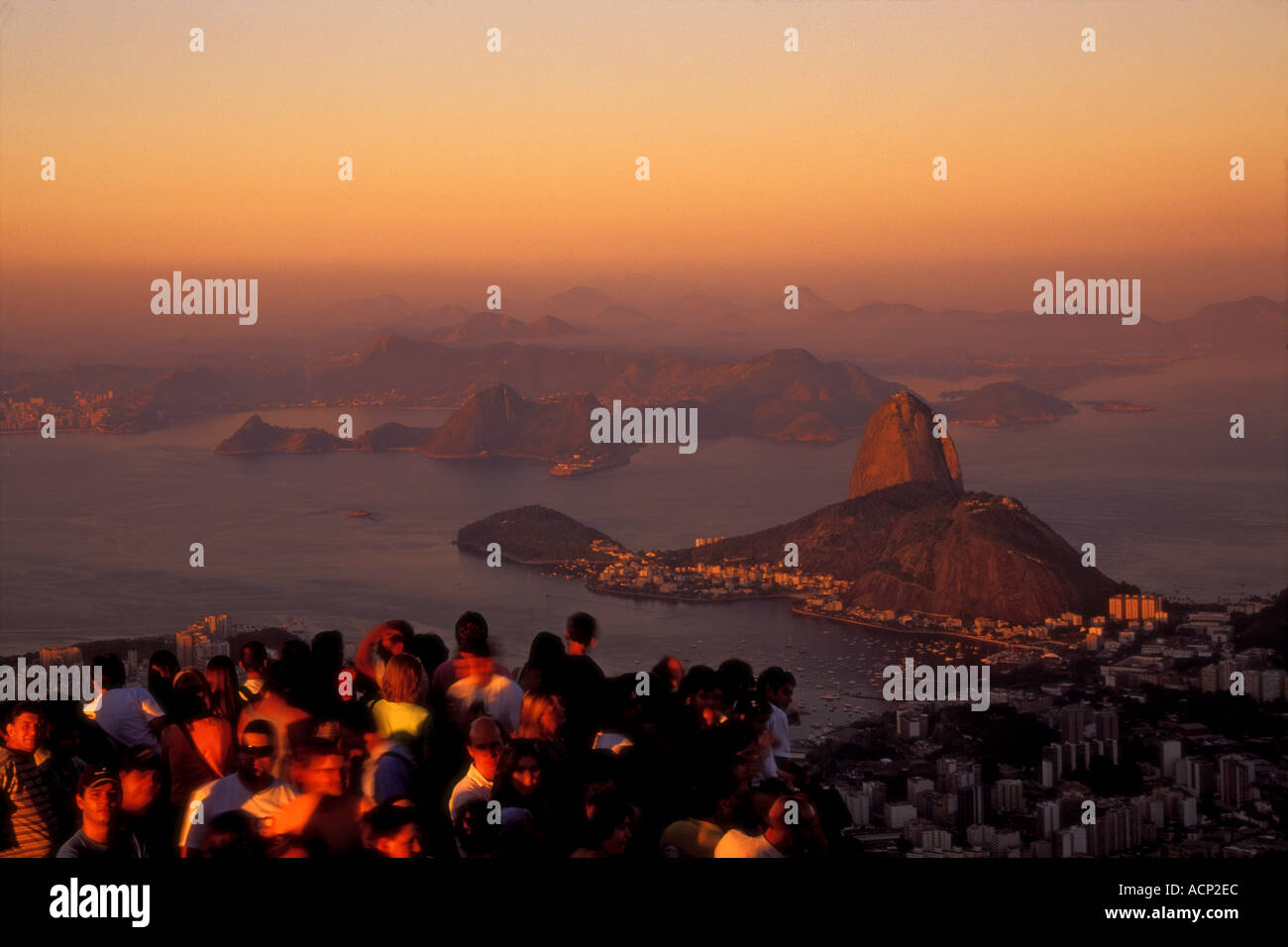 I visitatori che si affaccia su Rio de Janeiro skyline con il Pan di Zucchero e il Botafogo Bay al tramonto del Brasile Foto Stock