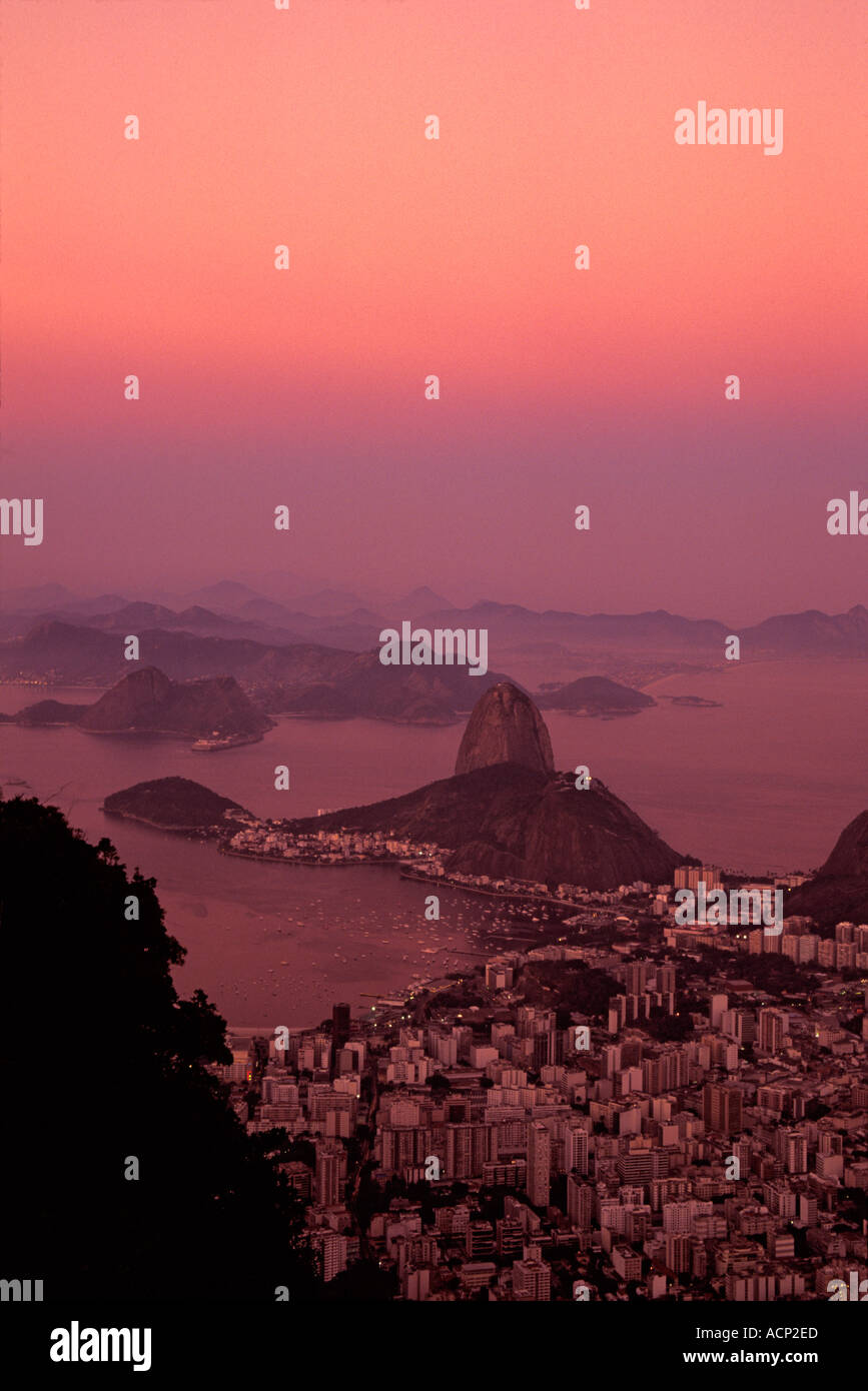 Skyline di Rio de Janeiro con il Pan di Zucchero e il Botafogo Bay al tramonto del Brasile Foto Stock
