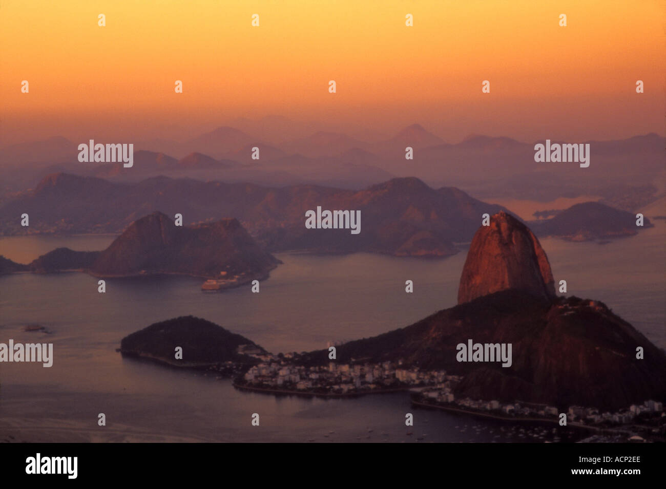 Skyline di Rio de Janeiro con il Pan di Zucchero e il Botafogo Bay al tramonto del Brasile Foto Stock