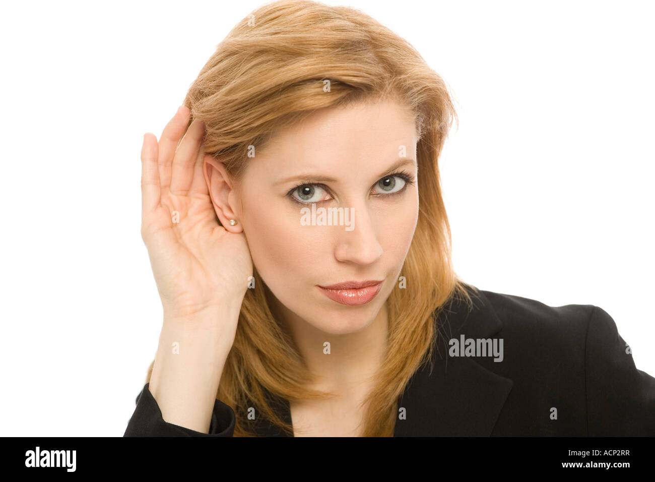 Donna con la mano per orecchio per ascoltare Foto Stock