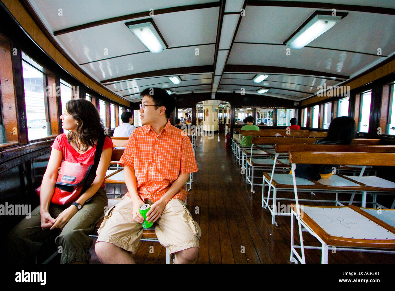 Razza mista giovane turista Ride il Traghetto Star di Hong Kong Foto Stock