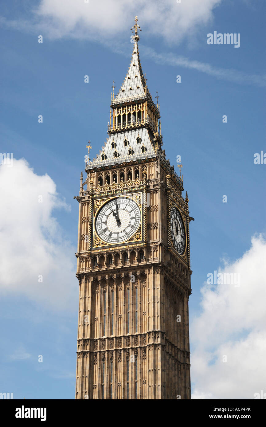 Big ben contro un cielo blu Westminster Londra Inghilterra Regno Unito Foto Stock