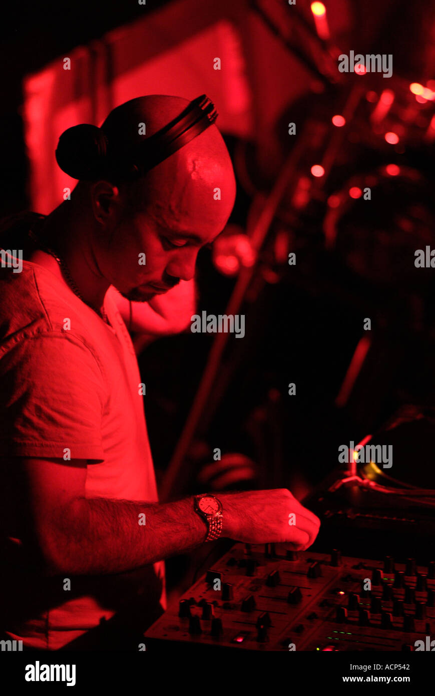 Club DJ dietro i ponti di un Nightclub Foto Stock