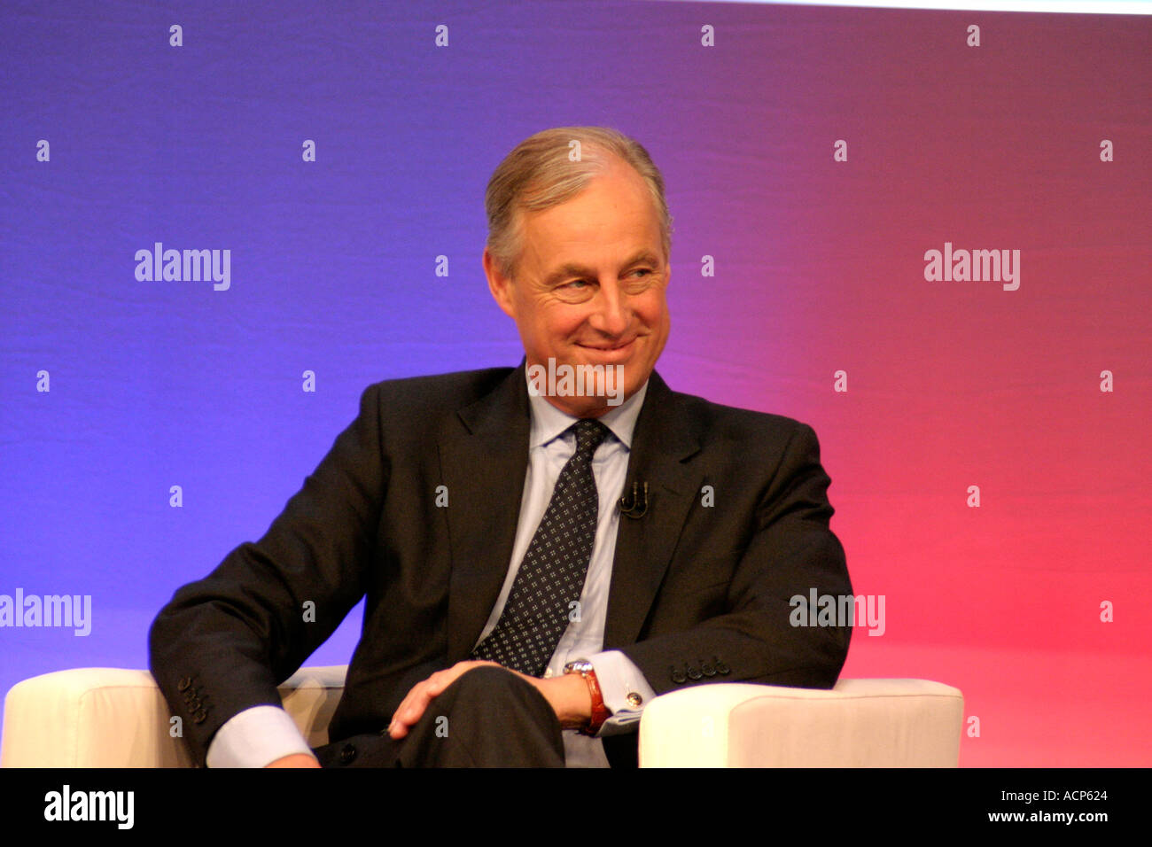 Tim yeo mp politico conservatore tory ombra ombra gabinetto del segretario di Stato per l'educazione mp per suffolk sud discorso 2004 Foto Stock