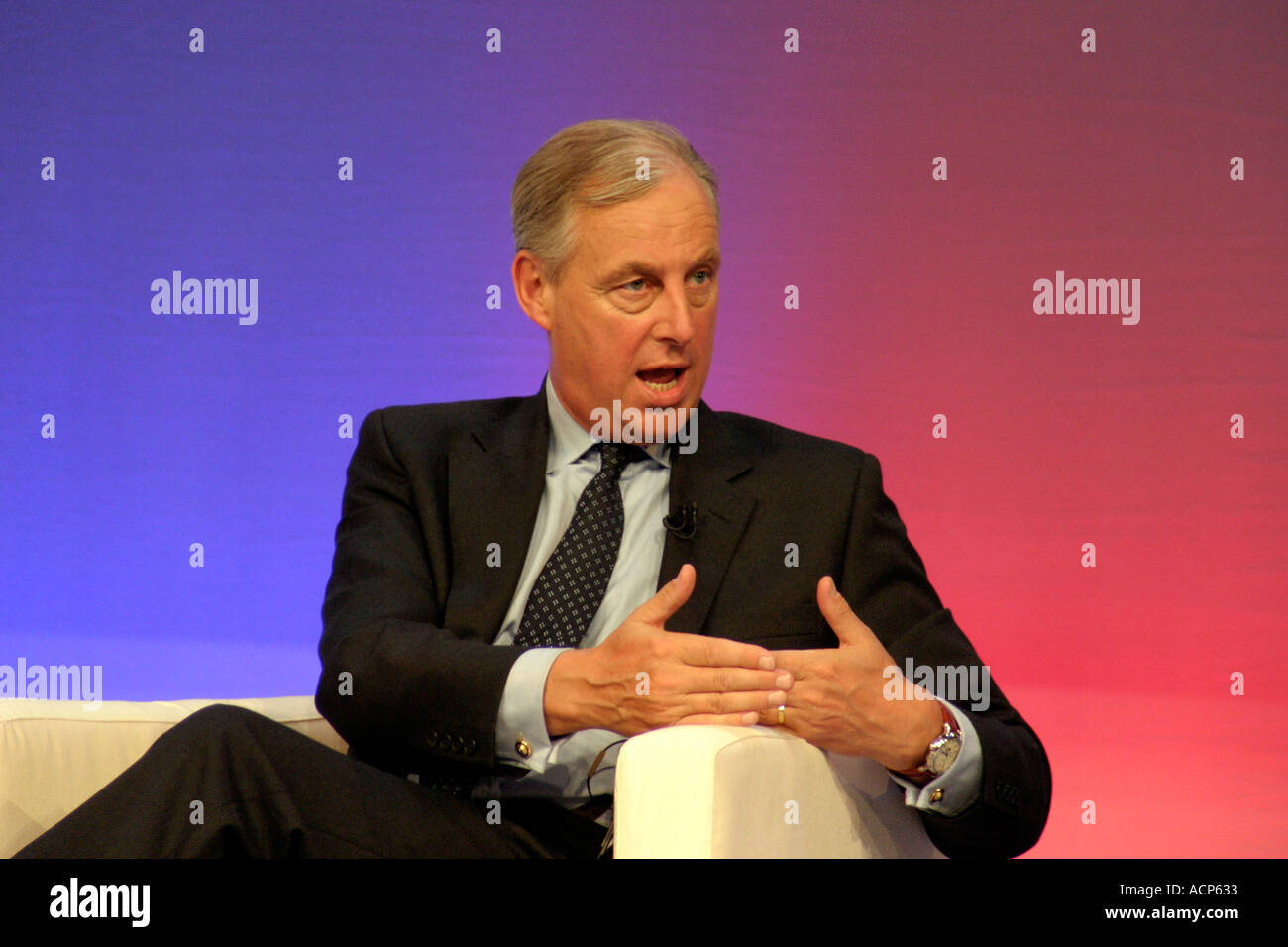 Tim yeo mp politico conservatore tory ombra ombra gabinetto del segretario di Stato per l'educazione mp per suffolk sud discorso 2004 Foto Stock