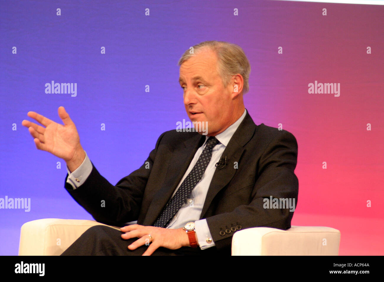 Tim yeo mp politico conservatore tory ombra ombra gabinetto del segretario di Stato per l'educazione mp per suffolk sud discorso 2004 Foto Stock