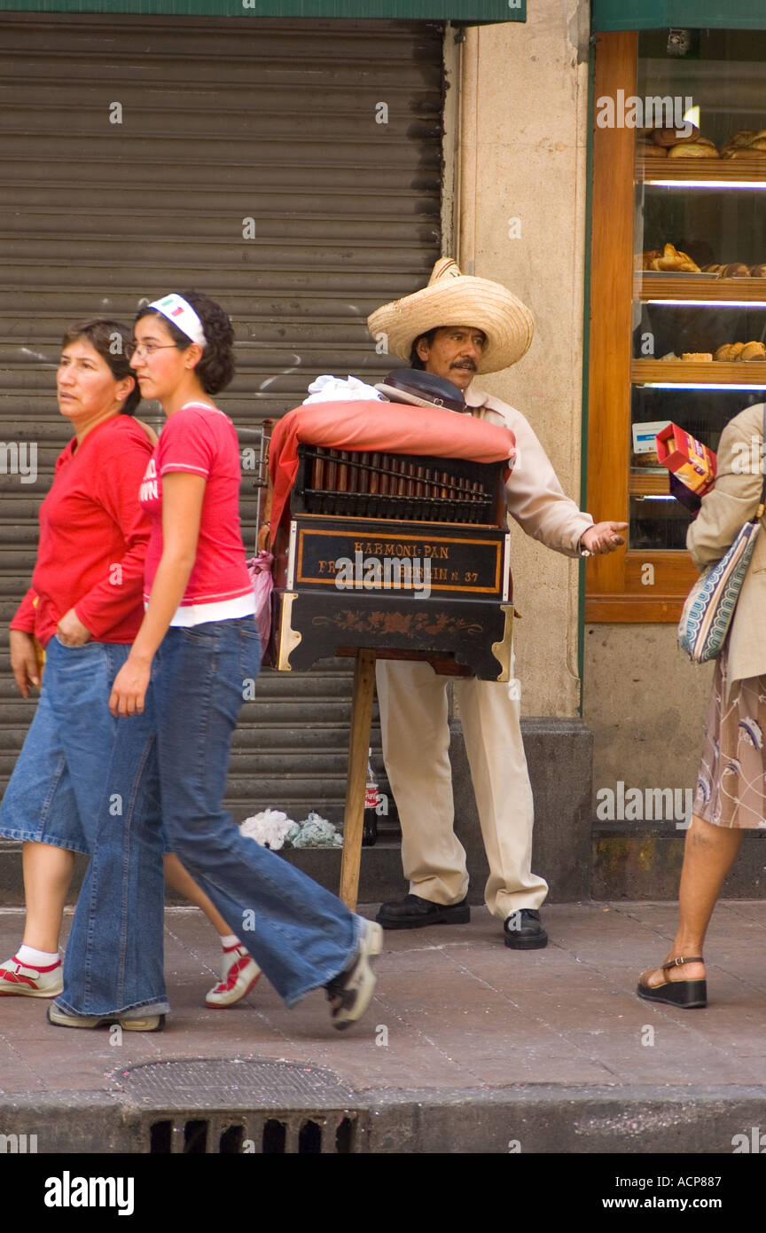 Giovane uomo giocando l organo per le strade di Città del Messico. Chiedere denaro. Foto Stock