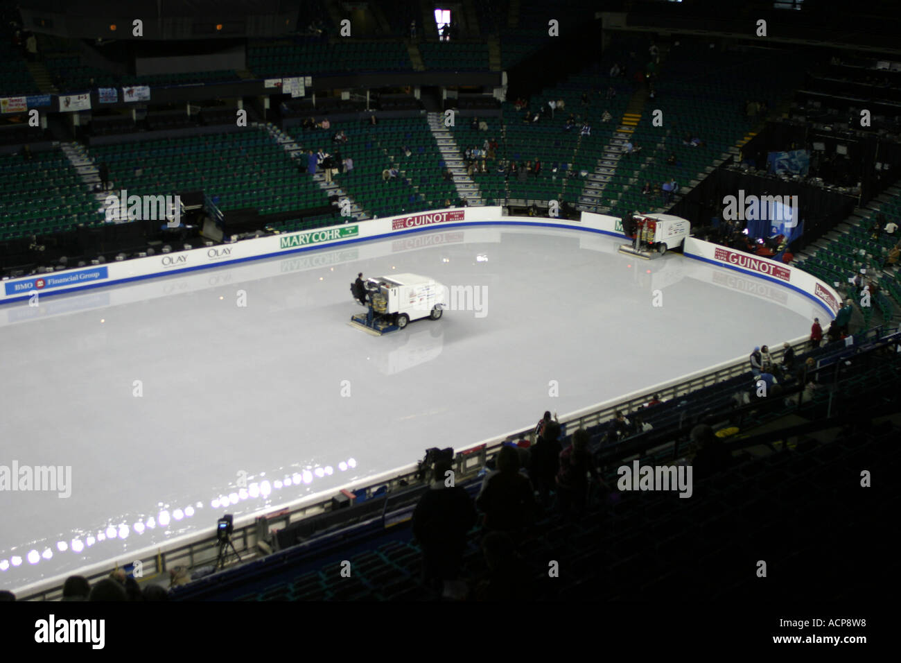 Pista di pattinaggio su ghiaccio, preparazione del ghiaccio il prossimo evento. Foto Stock