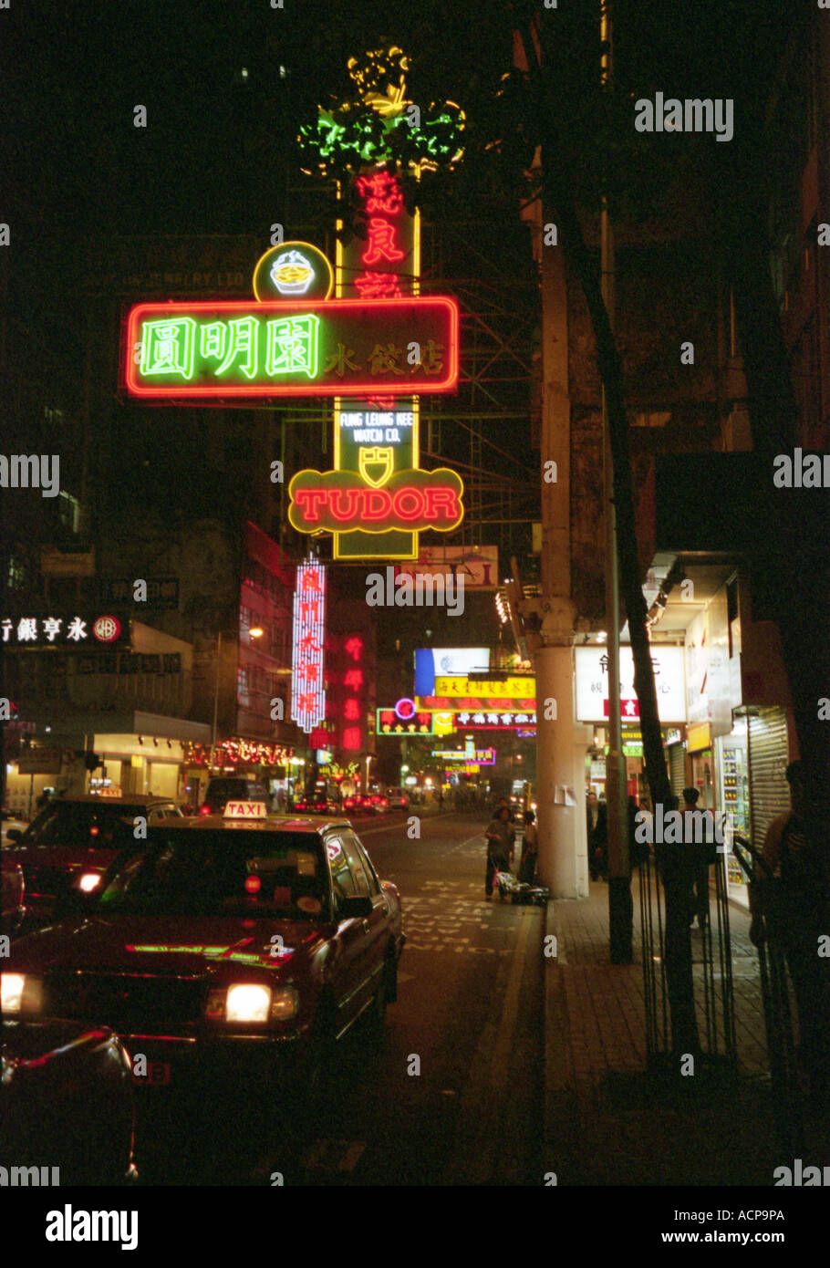 Lockhart Road di Hong Kong di notte illuminata da insegne al neon Foto Stock