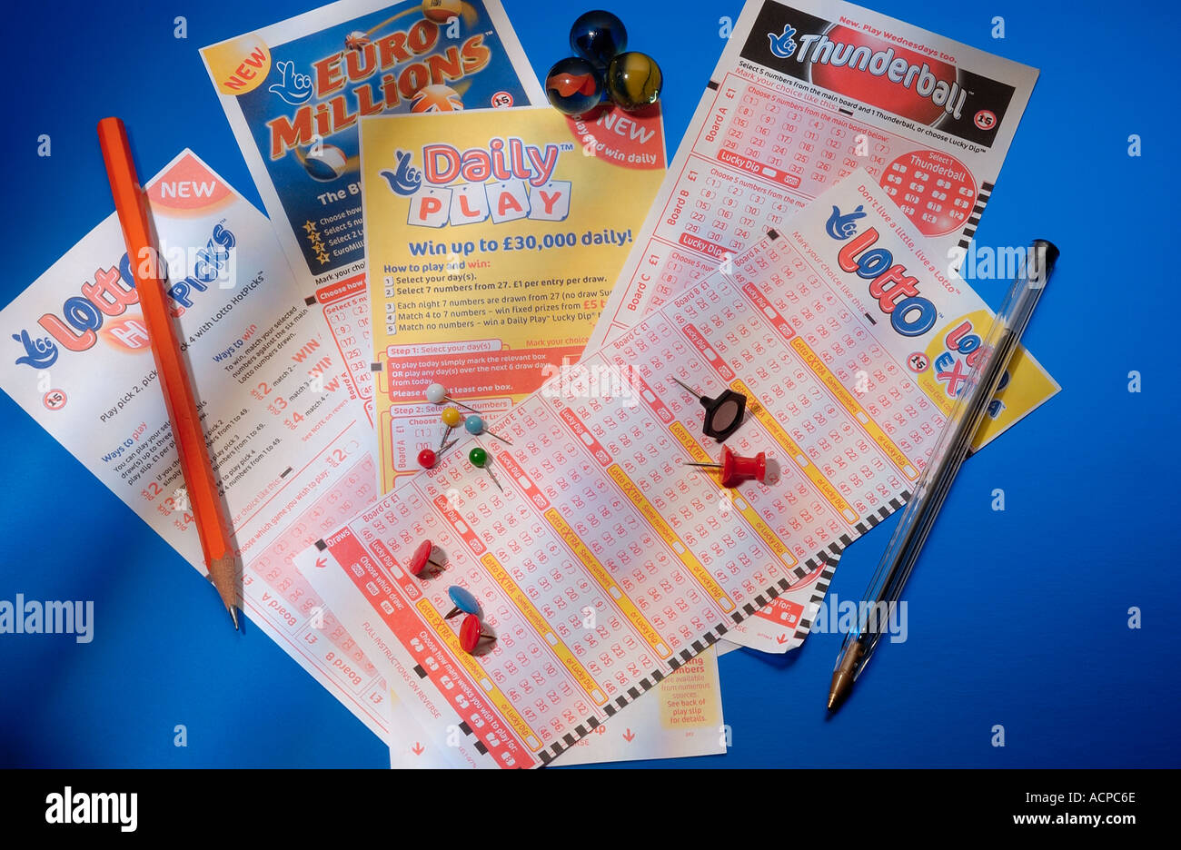 Lotteria nazionale di gioco e di forma del biglietto e della penna Foto Stock