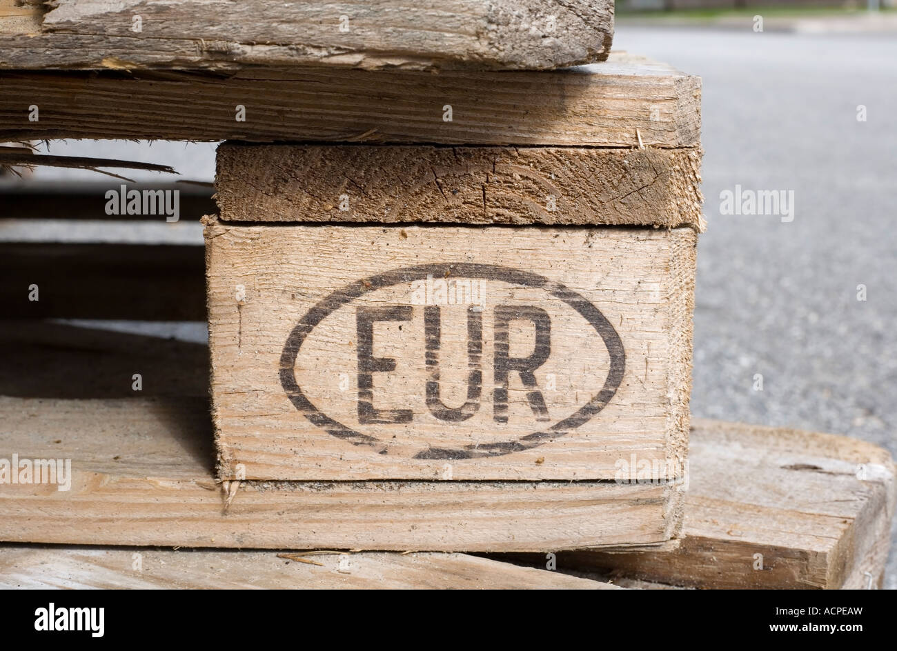 EUR ovale simbolo sul pallet di legno Foto Stock