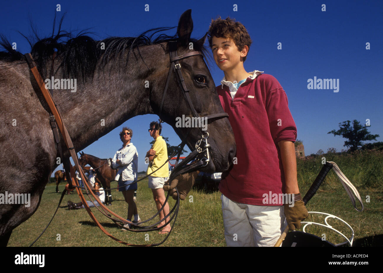 Teen equitazione campo di polo adolescenti giocare polo, estate pony club settimana lungo equitazione esperienza Lingfield Surrey. ANNI '90 REGNO UNITO HOMER SYKES Foto Stock