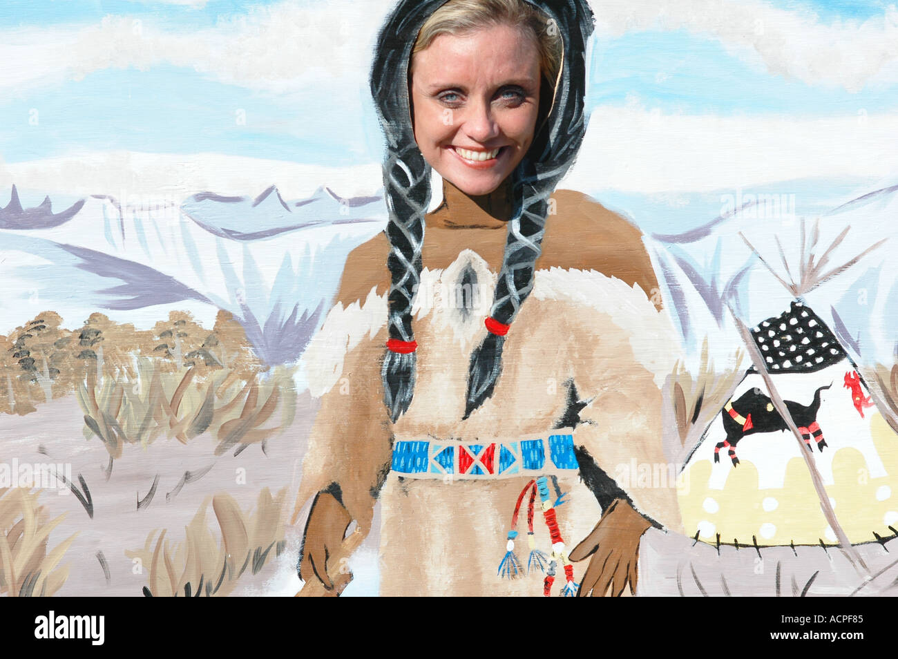 Bastoncini di donna la sua testa attraverso un dipinto di scena Foto Stock