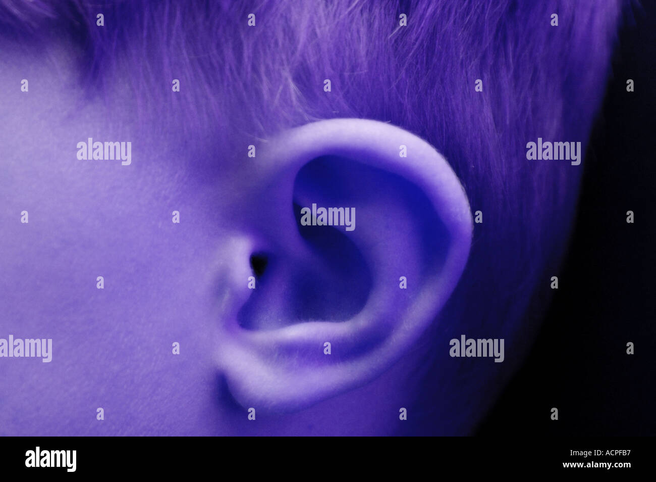 Un bambino s orecchio bambino il concetto di ascolto Foto Stock