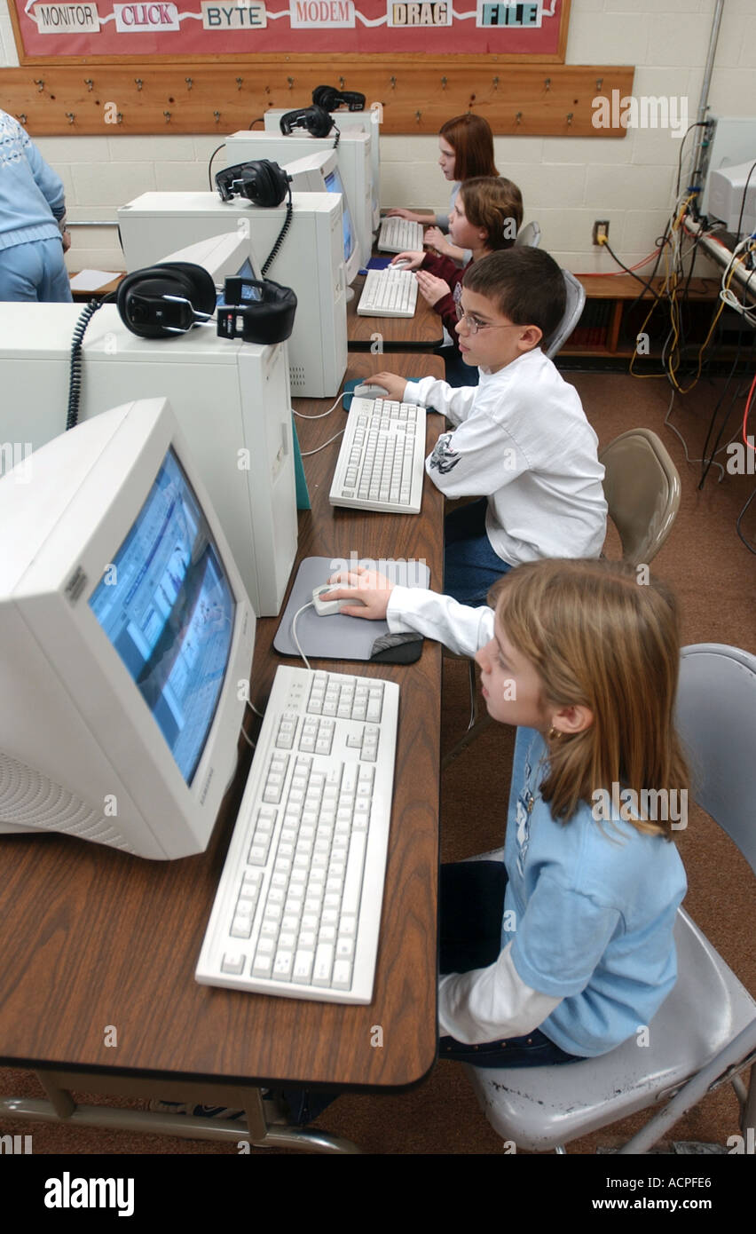 I bambini in una classe di computer a scuola Foto Stock