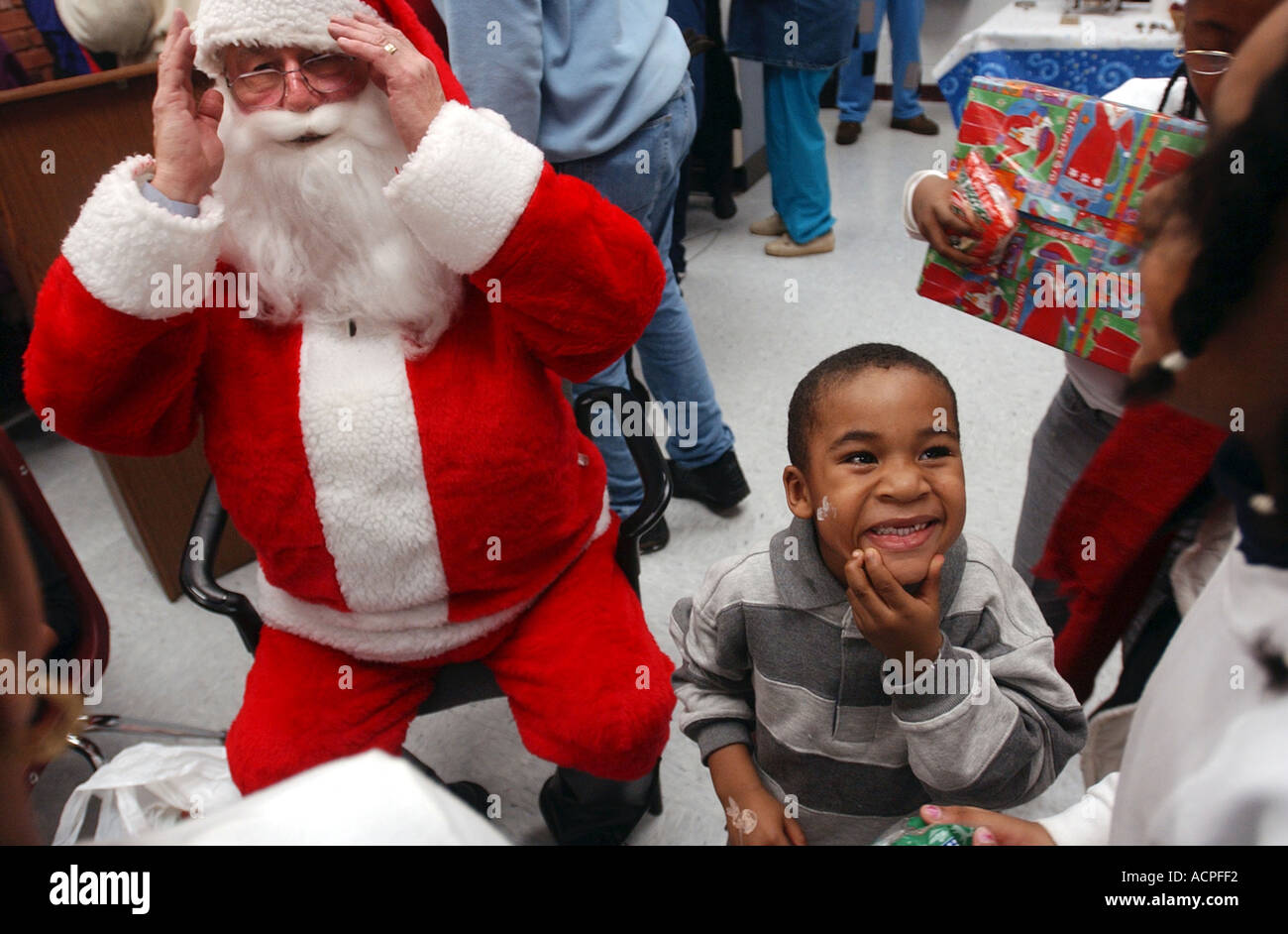 Fake santa claus st nick saint nick festa di Natale per i bambini bisognosi umorismo carino Foto Stock