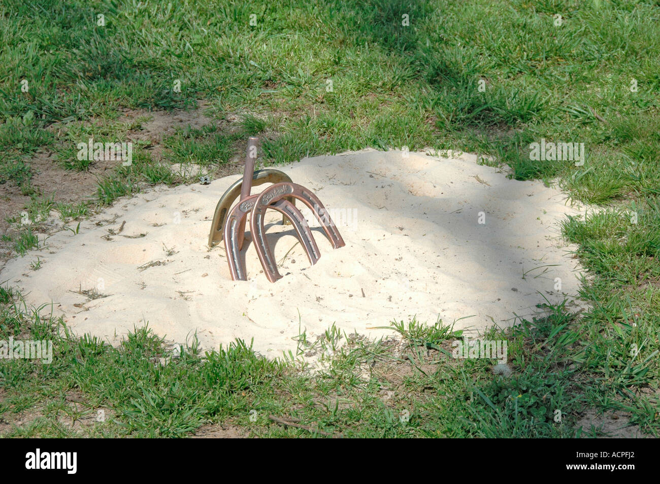 Horseshoe pit e scarpe per un vero gioco al dude ranch realizzato nel cortile del Sand Contest al 74 Ranch in Jasper GA Foto Stock