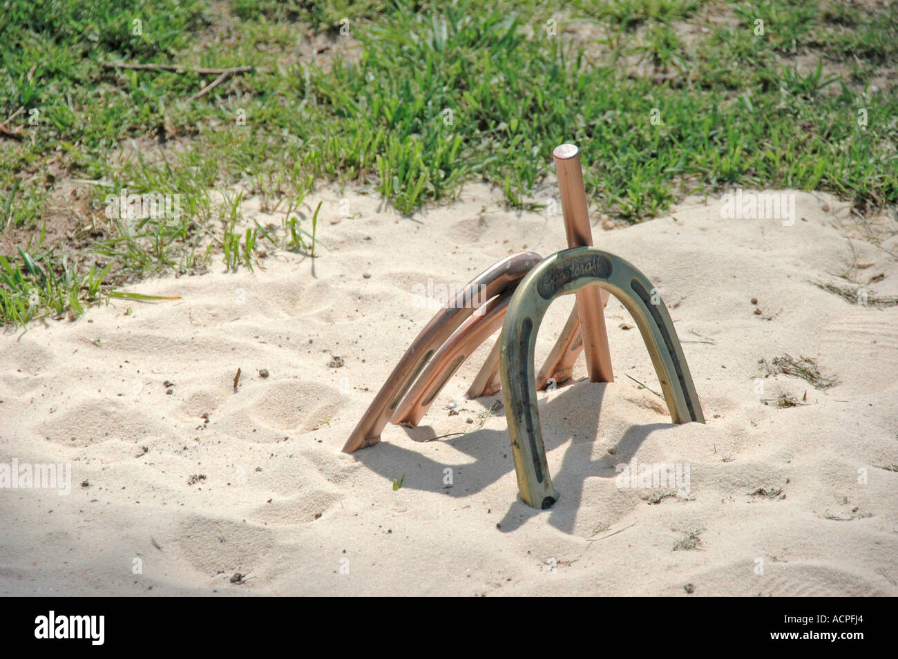 Horseshoe pit e scarpe per un vero gioco al dude ranch realizzato nel cortile del Sand Contest al 74 Ranch in Jasper GA Foto Stock