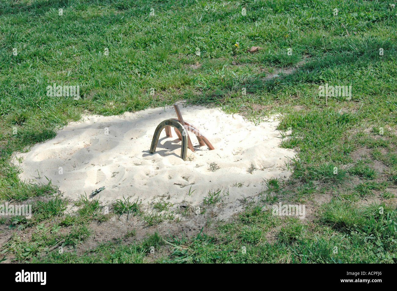 Horseshoe pit e scarpe per un vero gioco al dude ranch realizzato nel cortile del Sand Contest al 74 Ranch in Jasper GA Foto Stock